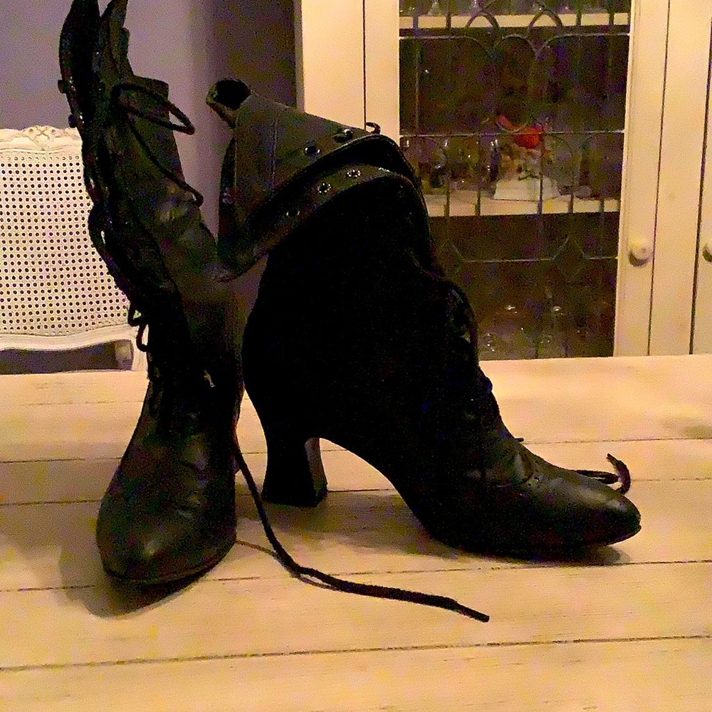 Black leather lace up Victorian style boots, Size 7